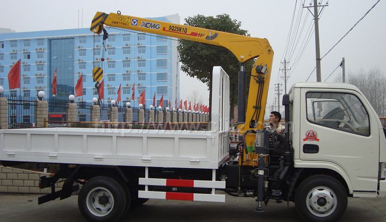東風(fēng)小霸王2噸自卸吊