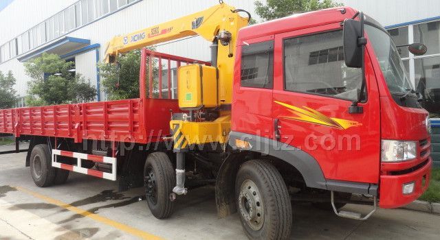 解放小三軸隨車(chē)起重運(yùn)輸車(chē)